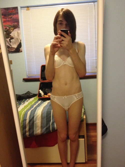 toyingwithcorsets:  My new white bra and panties set. ^.^