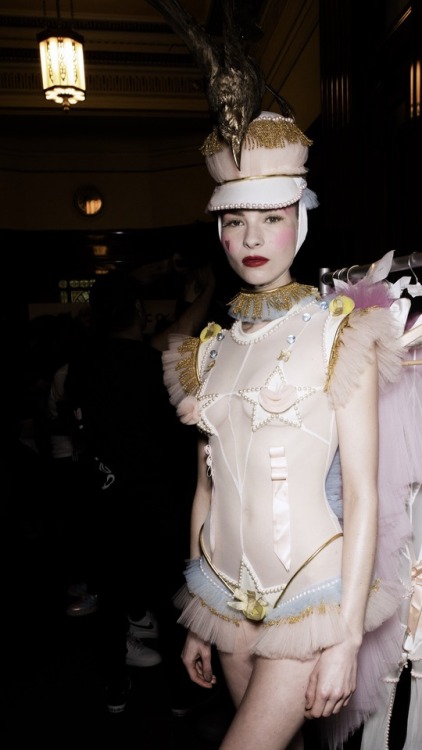 lesliaisonsdemarieantoinette:Pam Hogg fall 2018 London Fashion Week. Photo, Imaxtree 