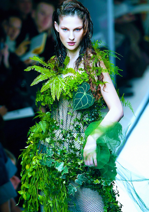 stopdropandvogue: Floral Couture Flowers and plants have inspired everything in fashion from headpie