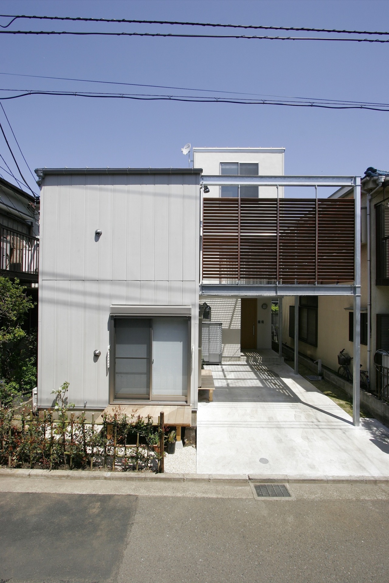 nakamakunihiko:  MS-House。 .　　 住宅密集地に建つ二世帯住宅です。