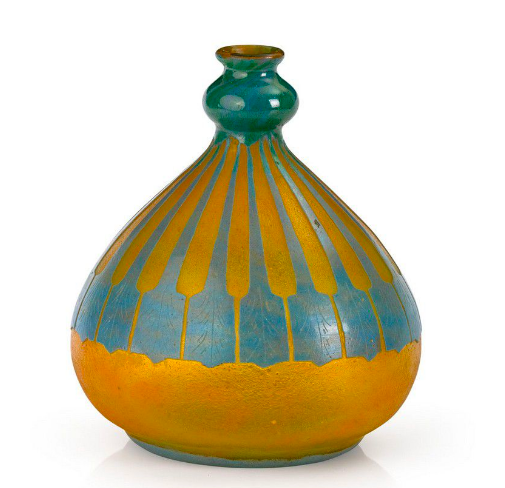 ein-bleistift-und-radiergummi:
“ ‘Le Verre Francais’ Glass Vase - Made by the Schneider Glassworks in France between 1918 and 1932) ca.1920.
(Source: carters.com.au)
”