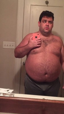 keepembloated: fatabulousgay: This is why I can’t freeball  Looking huge. 
