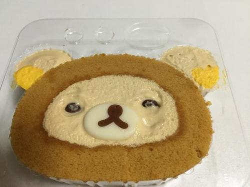 台湾人‏@Taiwanjin今度こそリラックマのロールケーキを可愛く作ろうと試みるも、目がクリームの中に沈む。チョコで書き足そうとしたが左右のバランスが取れず交互に大きくなるので、方針を変え「