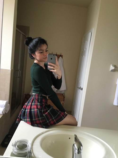 synrs:jan 13 ig: punkzbunny A gorgeous young lady in a gorgeous tartan skirt. Love the photo!