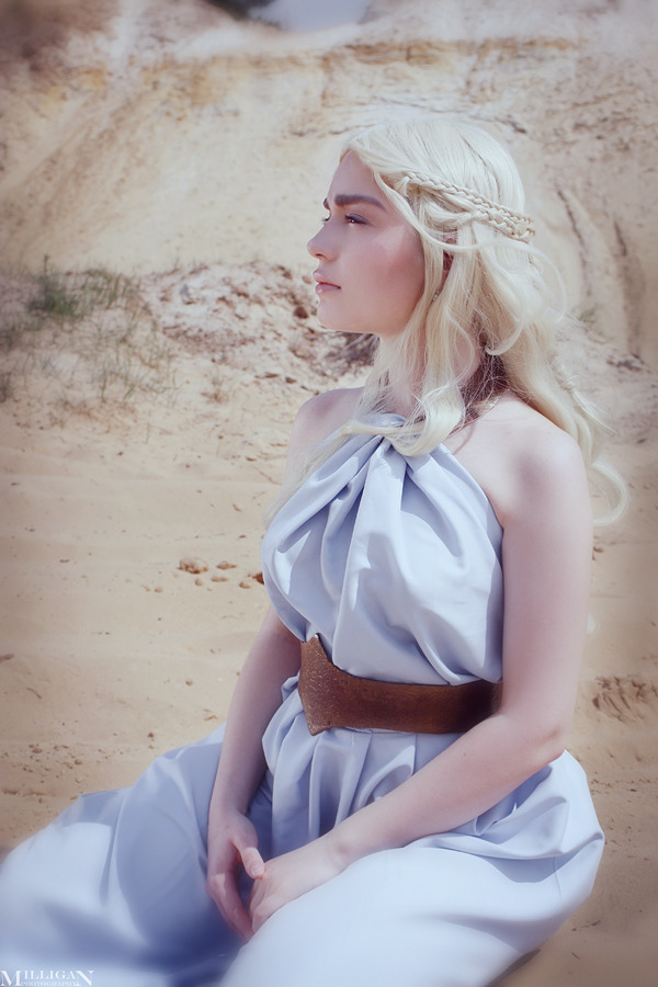 milligan-vick:  We had even 3 photoshoots of Daenerys (I hate drawing these brows!