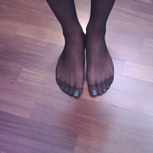 Pantyhosed Feetwww.tumblr.com/blog/juliacool-sissy