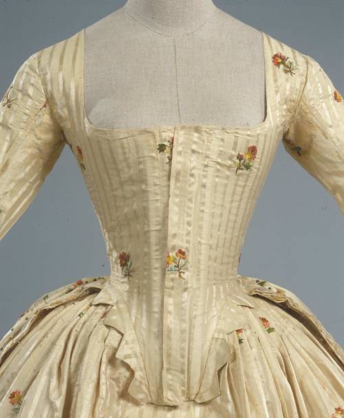 fripperiesandfobs:Robe à l’anglaise ca. 1780From the Galleria del Costume di Palazzo Pi