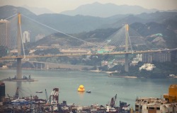 nevver:  Hong Kong  Dum dum dum! Creeper giant duck!