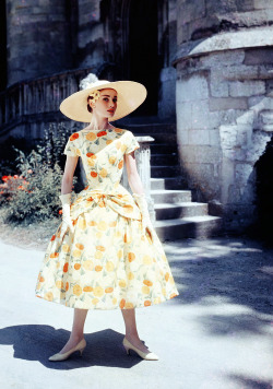 vintagegal:  Audrey Hepburn on the set of Funny Face (1957) 