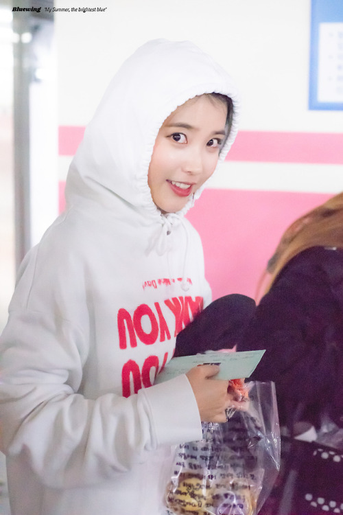 181011 IU after Knowing Brothers Recording by Bluewing