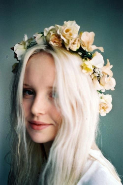 love-creepy-cute-fashion:  38 Flower Headbands