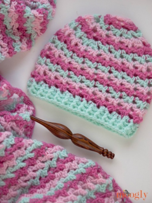 Loopy Love Hat - free crochet pattern! There’s also a matching hat and booties!