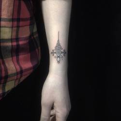 cutelittletattoos:  Freehand Unalume for Jessica. Tattoo artist: Ryan Jessiman