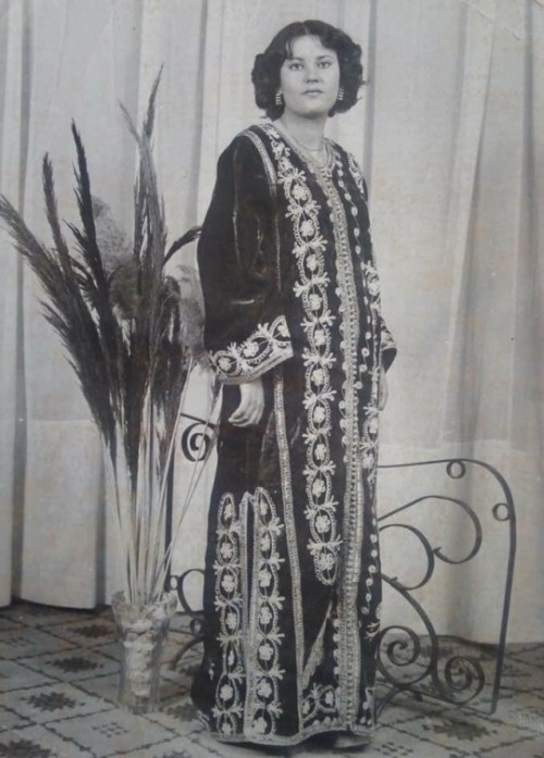 mydearalgeria:Algeria. Woman from the city of Constantine in traditional embroidered caftan called C