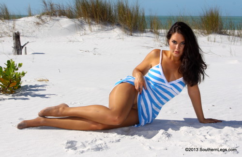 indyphlover:  Elena ~ at the beach in her Aristoc Ultra Shine pantyhose! Thanks @PantyhoseLane
