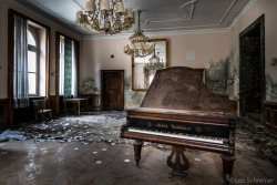 abandonedandurbex:  abandoned hotel ballroom, left behind photography, leo schreiner (1400px*933px)Source: https://openpics.aerobatic.io/