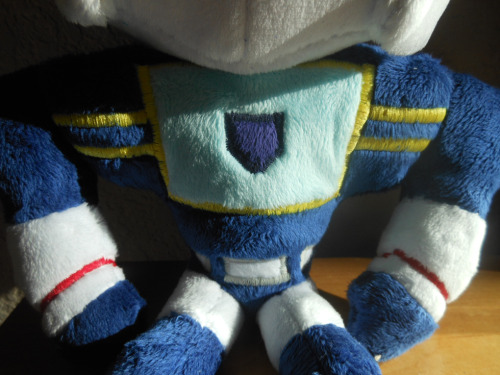 lampfaced:  Now that he’s made it to his new home, I can put up pictures of this guy! This is a Soundwave plushie I made for my good friend madamglacia, patterned after the style that the amazing mazzlebee uses for her TF plushies - which I got permission