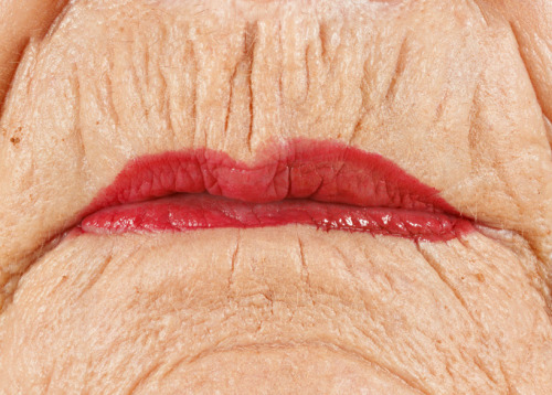 barbieexotica:  naturalprose:  boxeswithwhiteboys:  I am so glad this ain’t in my future  o_oIT’S TOO EARLY IN THE MORNING FOR THIS.  YOOOOOOOOOO for the longest I was like what the fuck is that brah. The fuck did she put on that lipstick?  THIS IS