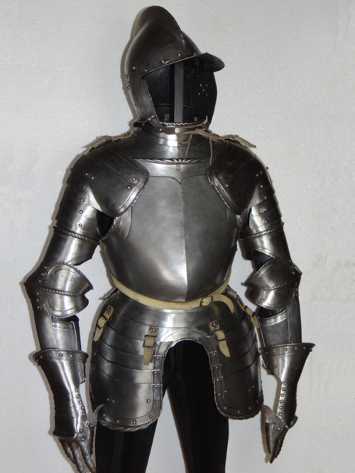 mindhost:  Trabharnisch armourKnown as a ”Trabharnisch” this type of armour had  evolved from a style of lighter suits that seem to have appeared in the  1540’s. The Trabharnisch provided effective protection at  a price that was cheap compared