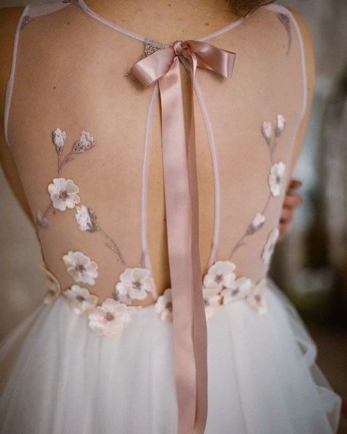 dolcesostenuto:ribbons along the back | by nadiamanzato