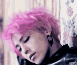 pervingonkpop:  Pretty pink. I’m not talking about his hair.
