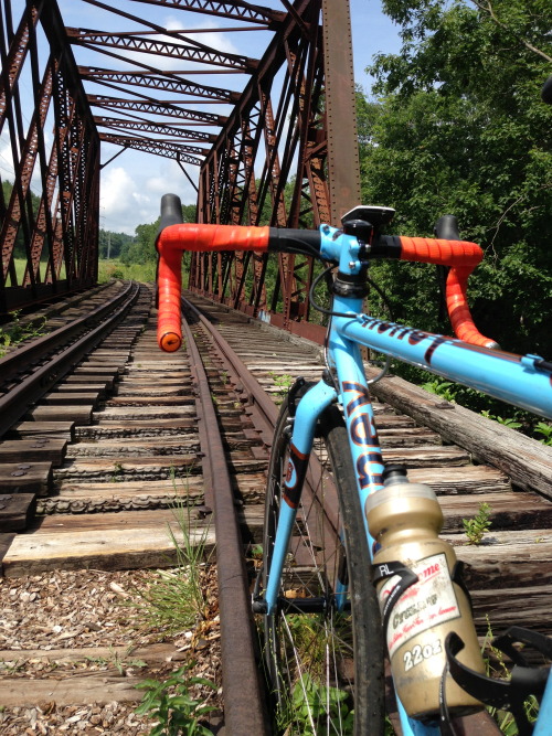 honeybikes:  Train kept a rollin all day long