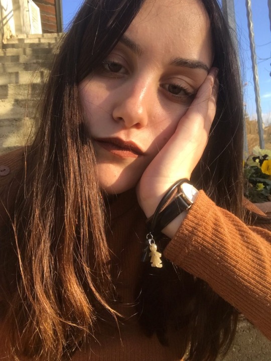 pessimismostorico:  Egocentrica! No vabbè ste foto sono solo per dirvi che la tinta labbra che ho comprato è stupenda e mi sta benissimo e grazie mamma per avermi fatto delle labbra perfette così posso permettermi di mettere qualsiasi colore 🌸🌸