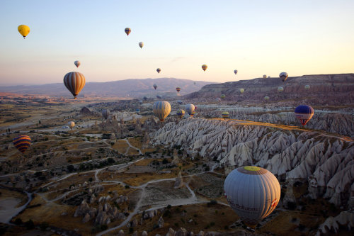 336bc:Hot air balloons over Cappadocia, Turkeyby CitizenFresh on deviantARTClick through for the ful