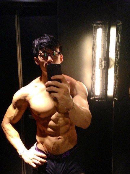 magicgayguy:  이사람은 좆도크고 몸도좋고 얼굴도좋고 참