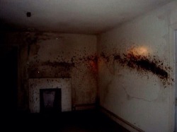  elikombat:  Two teenagers once broke into this abandoned Virginia home and found the walls covered in blood.  