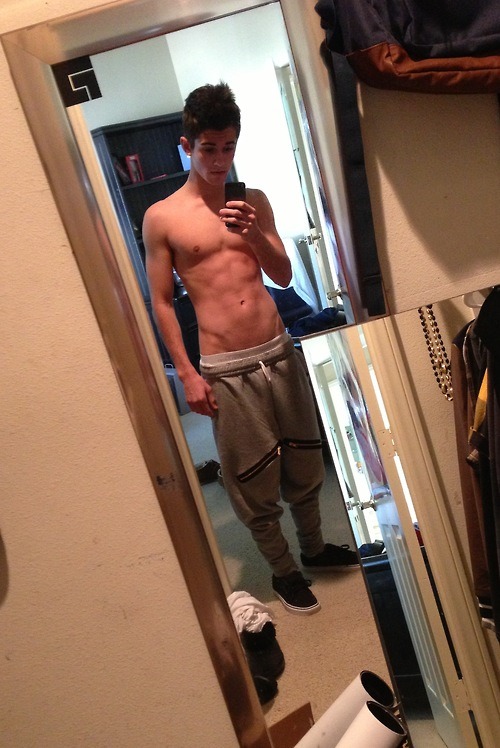 sweetbwoy:  Guys in sweats is so hot. And they are the best chilling clothes.