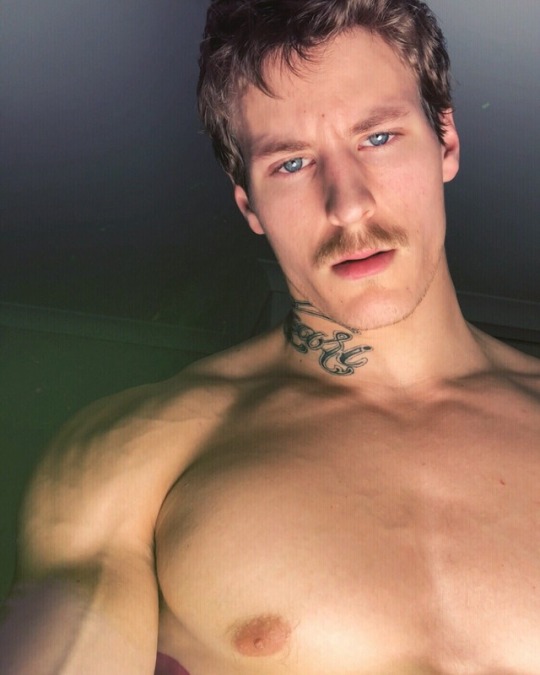 simplyhunks:  Alec stroking and blowing a load