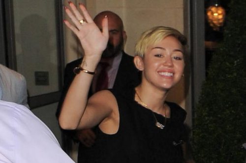 officialmileyrares: Miley Cyrus Treats Couple at Restaurant  Miley Cyrus paid for a couple&rsqu