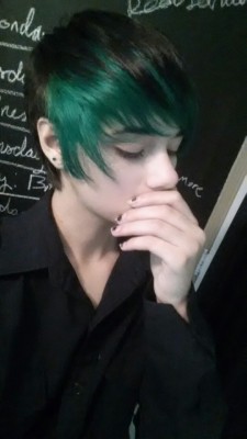 cryptia:  Sorry for sub par lighting and stuff but look &amp; my hair!! 