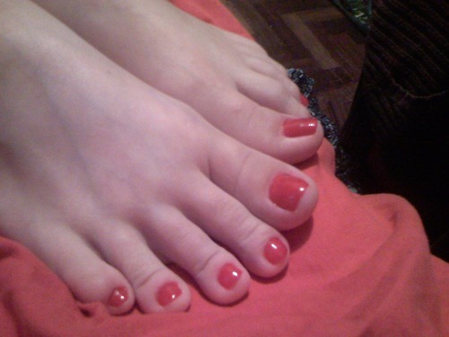 feetplease:Gorgeous amateur feet. Those toes look scrumptious! Thanks for the submissions.