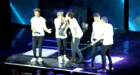 straycatstyles:  Harry kisses Niall. Niall hits Harry’s bum. (x) 