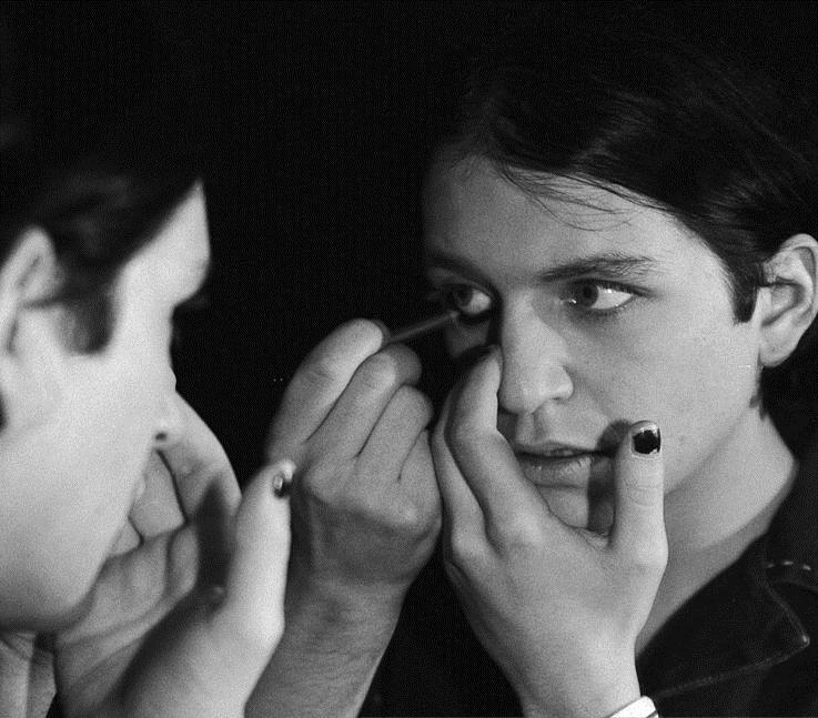 Marilyn & Placebo Brian applying eyeliner,