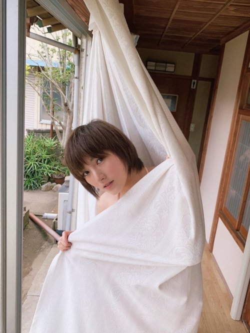 always-loved-a-film:  岡田 奈々さんのツイート: 6月13日発売の 『 blt graph 』さんの 撮影と取材をしてまいりました 🐟🌼 とってもたのしくて 笑いに溢れた現場となりました 🥰 発売おたのしみに