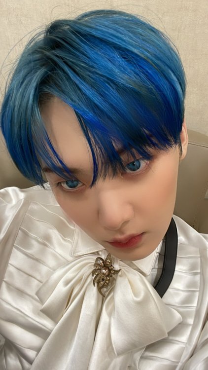 220608 astro twitter update오늘은챔피언~머리도 블루~눈도 블루~~~쑈챔 영원하자~~~[ Today is champion~ my hair is blue too~