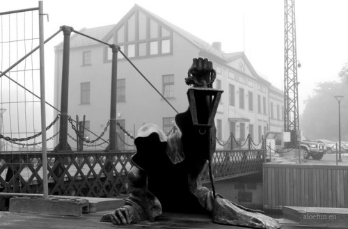 obscuro-quutamo:  This sculpture is called Juodasis vaiduoklis (The Black Ghost) and is located in Klaipėda, Lithuania | My edit 