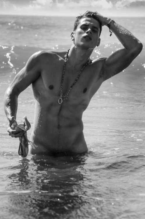 hunkopedia:  Follow Hunk’o’pedia for more hot guys! Follow my new personal blog: The Mask & The Mirror!