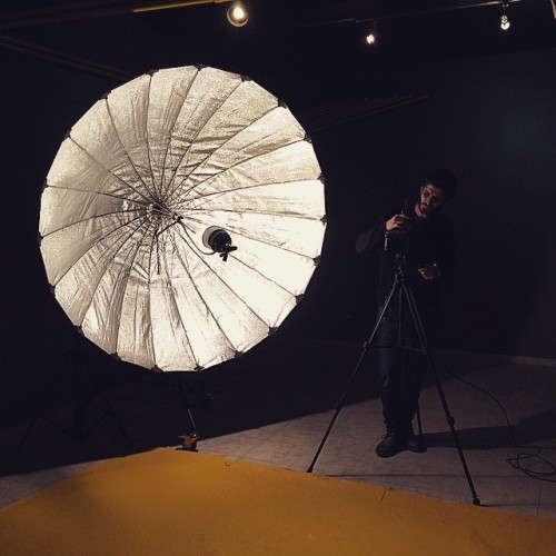 johnmagas:  One of the greatest lighting shaping tools, the parabolic 180 umbrella. It’s giant and produces spectacular quality of hard and soft light together @profotoglobal  #giant #reflector #180 #profoto
