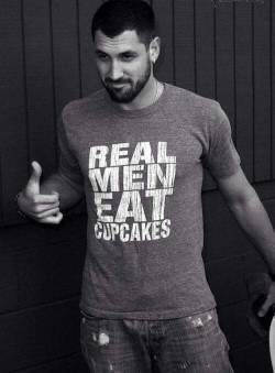 voluptuouscara:  mydarkangel2pls:  justhiitit:  c’mere cupcake  Love it  REAL MEN eat what their women make for dinner…little boys who occupy grown up bodies but can’t act like grown ups will bitch about “you made chicken and I wanted pulled