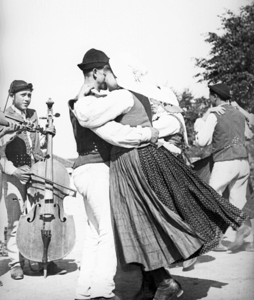 Mieszkańcy okolic Leska podczas tańca (1936).