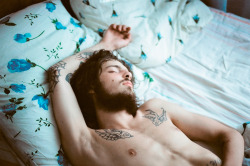 shirtlessboys:  (by April O’Neil)