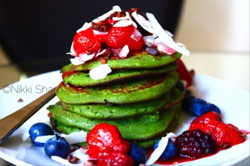 tonedbellyplease:  CLEAN EATING GREEN PANCAKES               INGREDIENTS  1 banana 1 egg + 1 egg white 1 heaping tablespoon coconut flour 1 handful of baby spinach leaves (use however much you feel comfortable with) ¼ cup shredded zucchini    