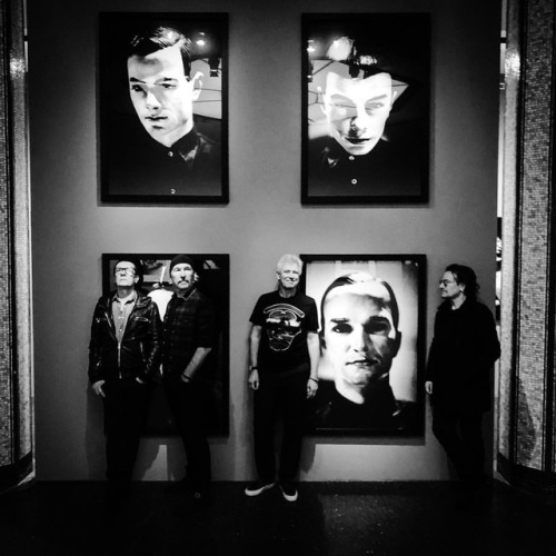 #U2 en #Hamburg visitaron la Expo de #AntonCorbijn vía @u2 Great to have time to visit Anton&rsquo;s