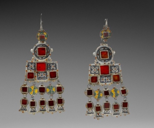 Pair of Moroccan earrings made of silver and glass, Ida Ou Nadif, 20th century.