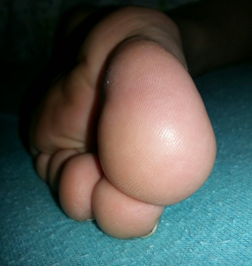 feetsolestoes1: Girlfriend’s big toe!
