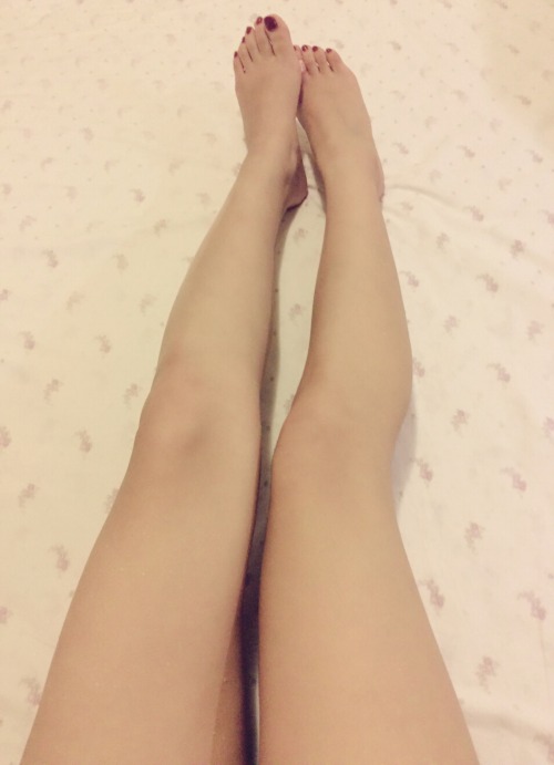 sluttylittlehore:琳琳想穿吊带黑丝。。要不要去买呢～